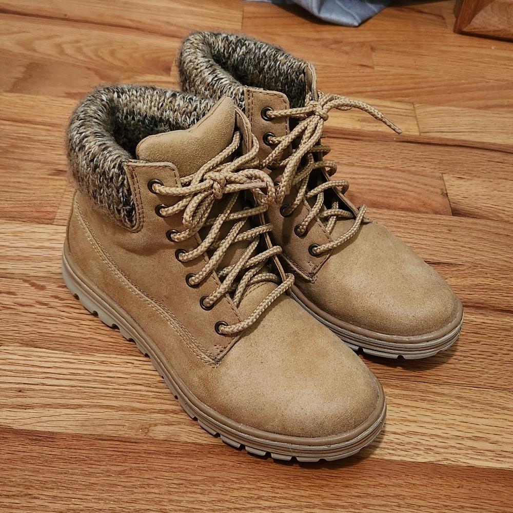 Women's Cliffs by White Mountain Kudrow Cuffed Ankle Booties Size 6M